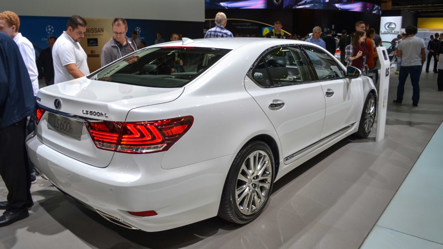 Lexus-LS-600h-L-white