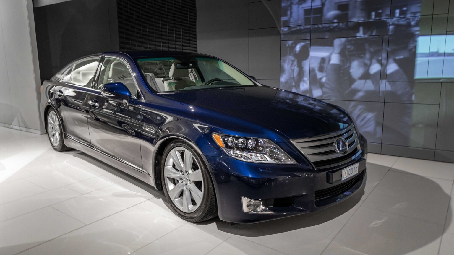Lexus-LS-600h-Wellness-Landauet-in-Monaco