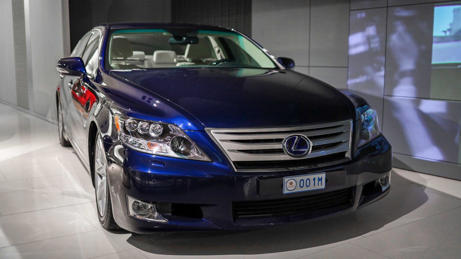 Lexus-LS-600h-in-Monaco