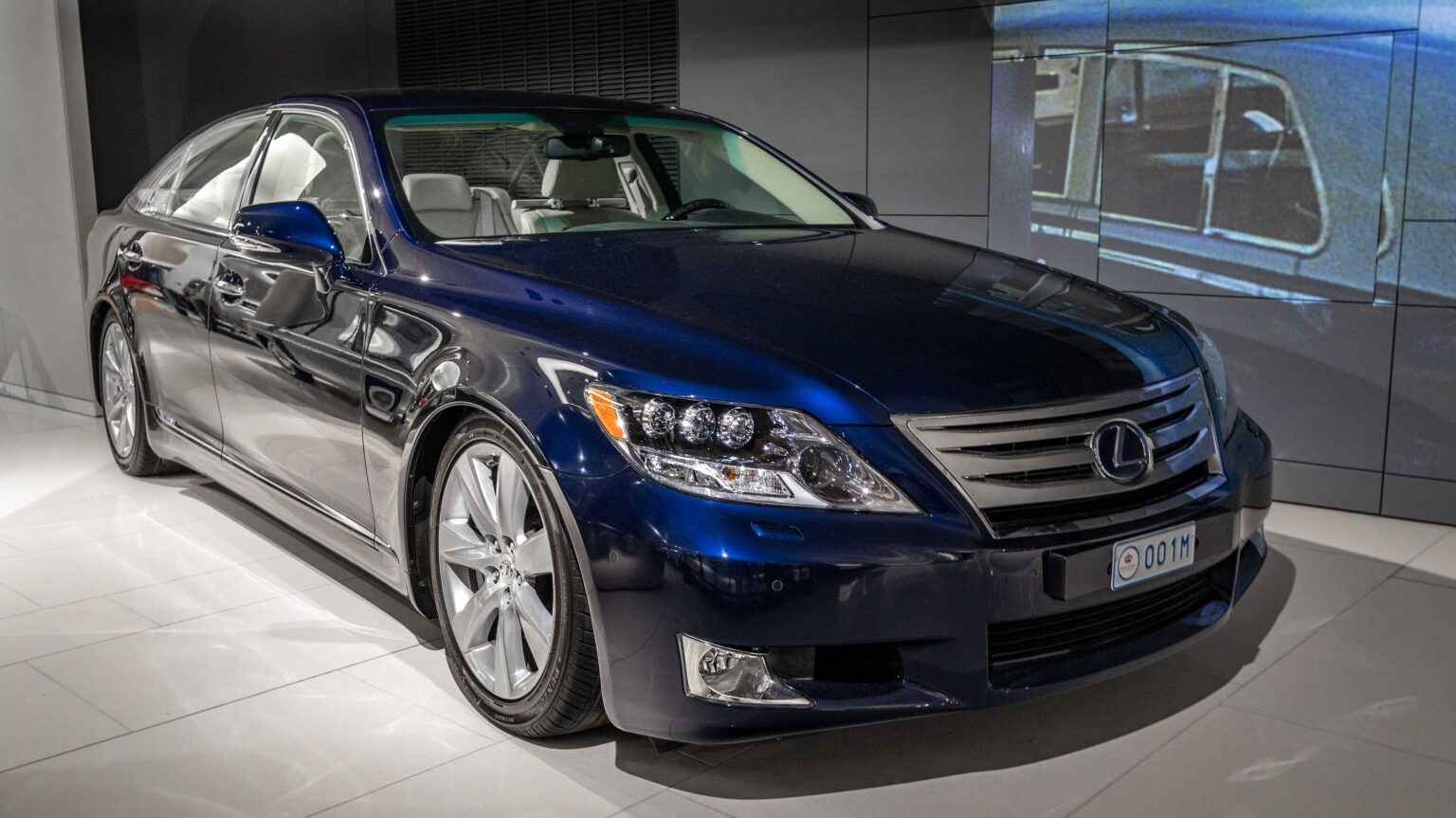 Lexus-LS-600h-in-Monaco-Car-Museum