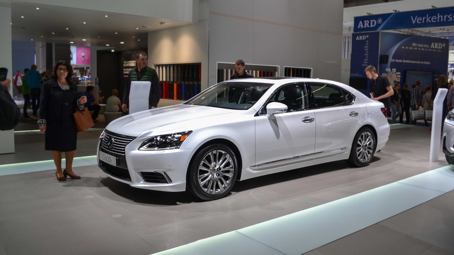 Lexus-LS-600h-white