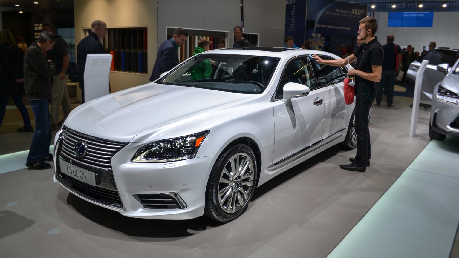 Lexus-LS-600h-white-2016