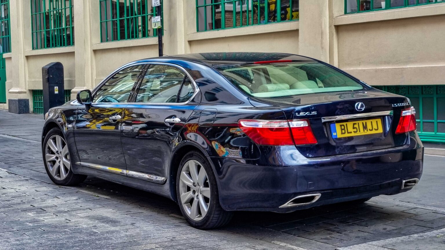 Lexus-LS-600hL-in-London