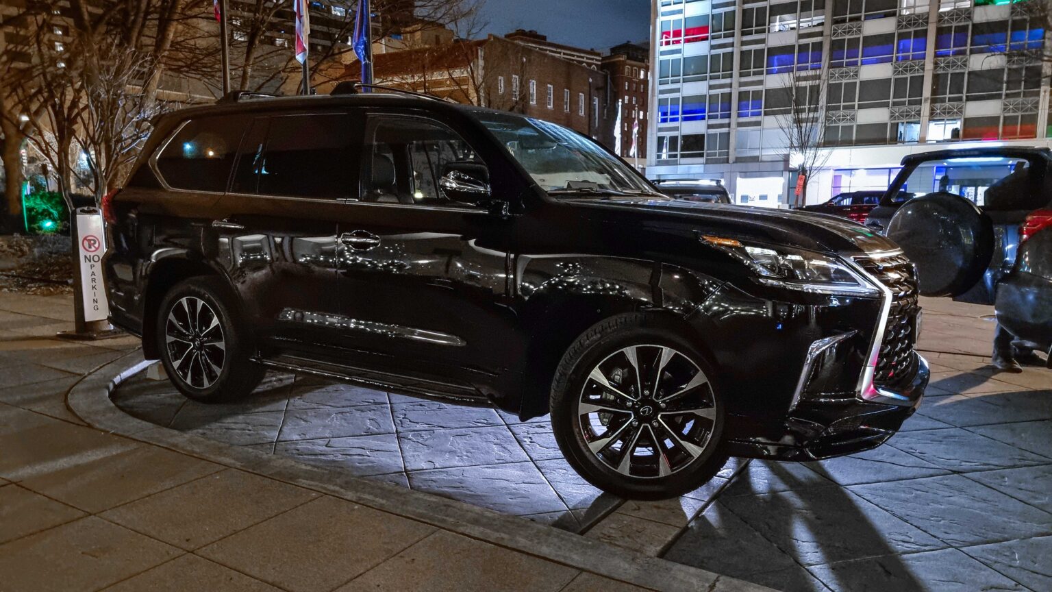 Lexus-LX-black-2022