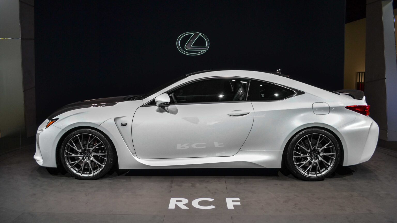 Lexus-RC-F-V8-side