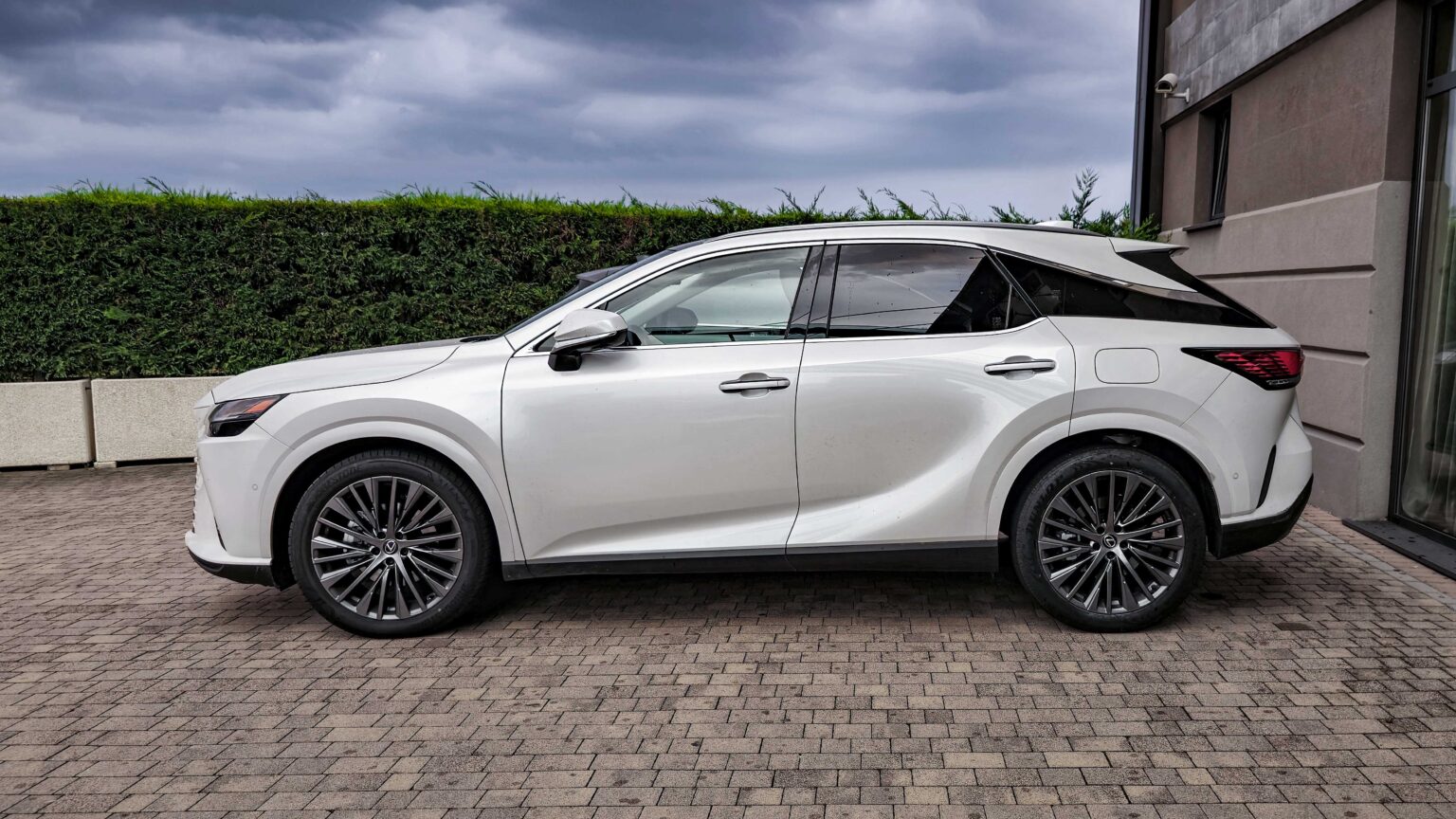 Lexus-RX-2024-in-Bergamo