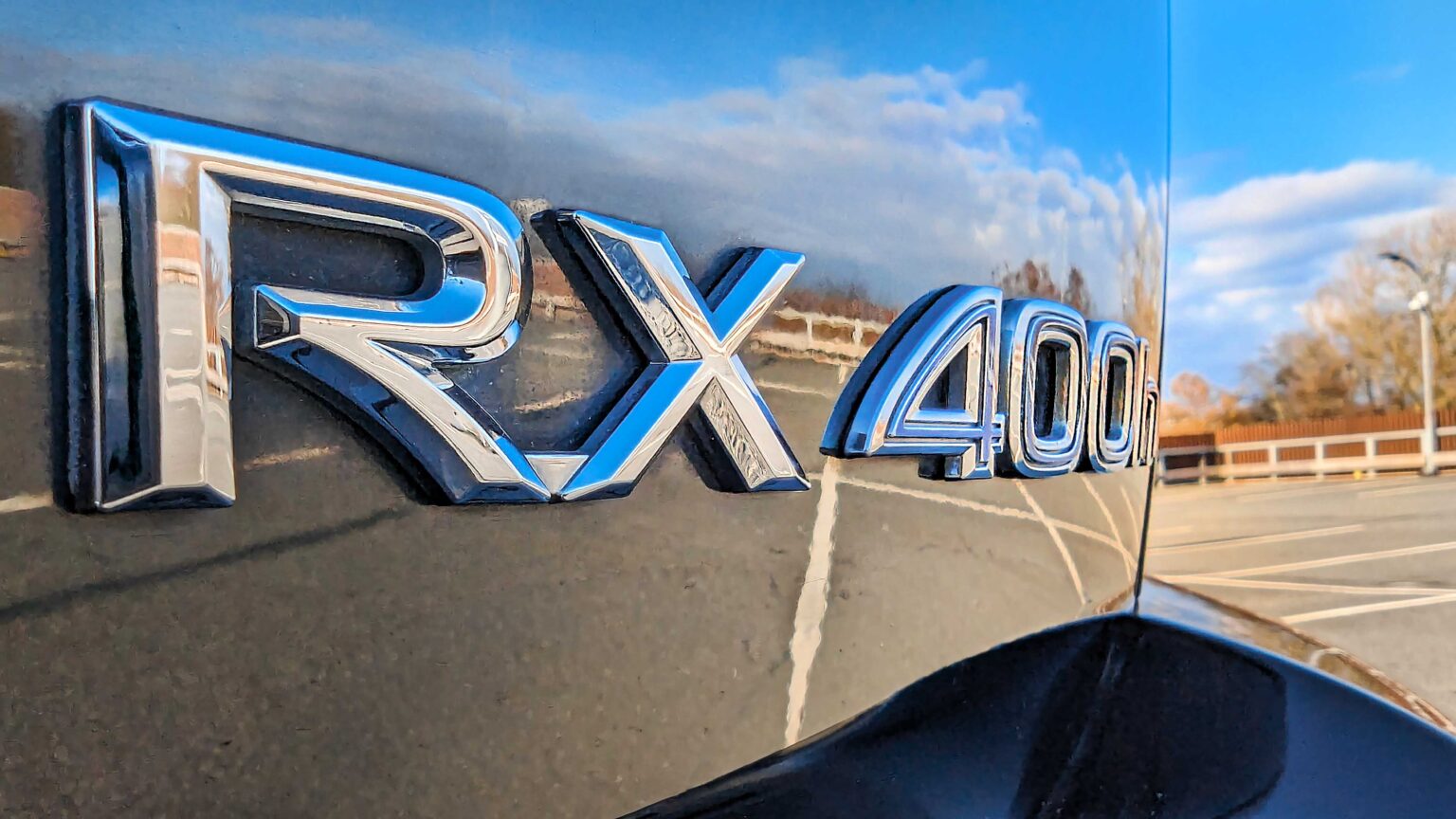 Lexus-RX-400h-2007-emblem