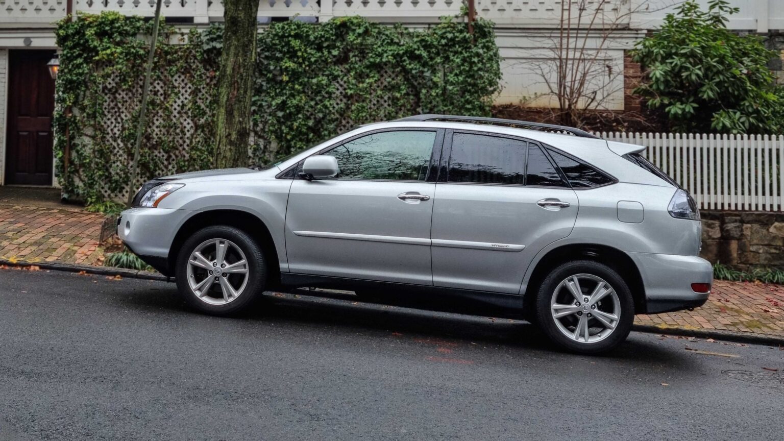 Lexus-RX-400h-silver-in-DC-USA
