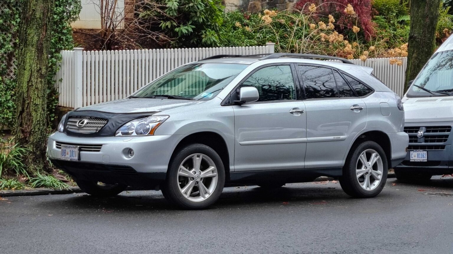 Lexus-RX-400h-silver-parked