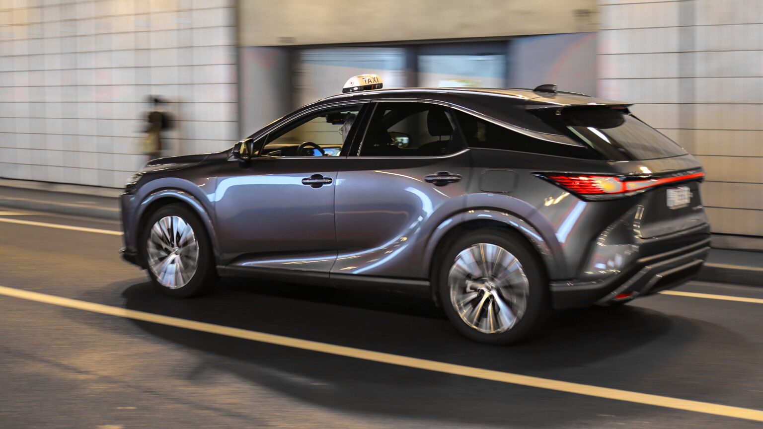 Lexus-RX-450h-Taxi-in-F1-tunnel