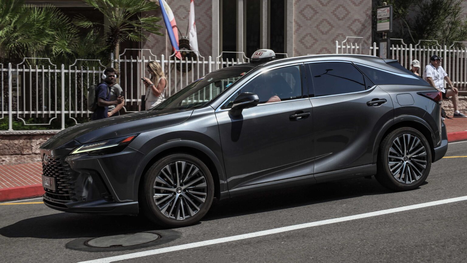 Lexus-RX-450h-Taxi-side