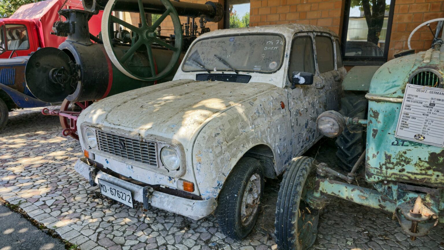 Renault-4-at-Italian-farm