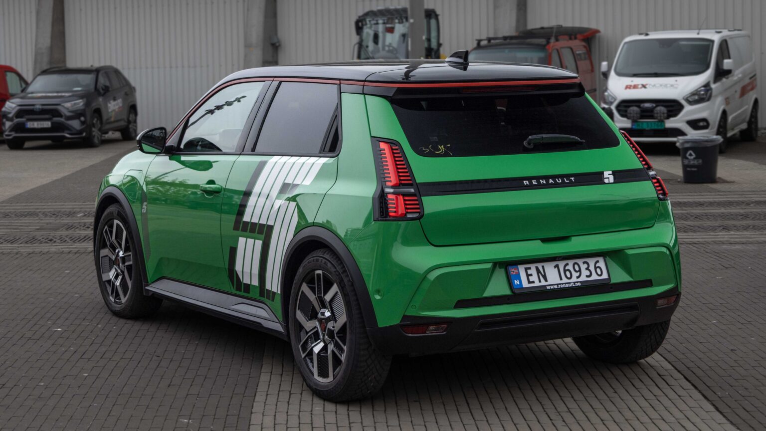 Renault-5-EV-driving