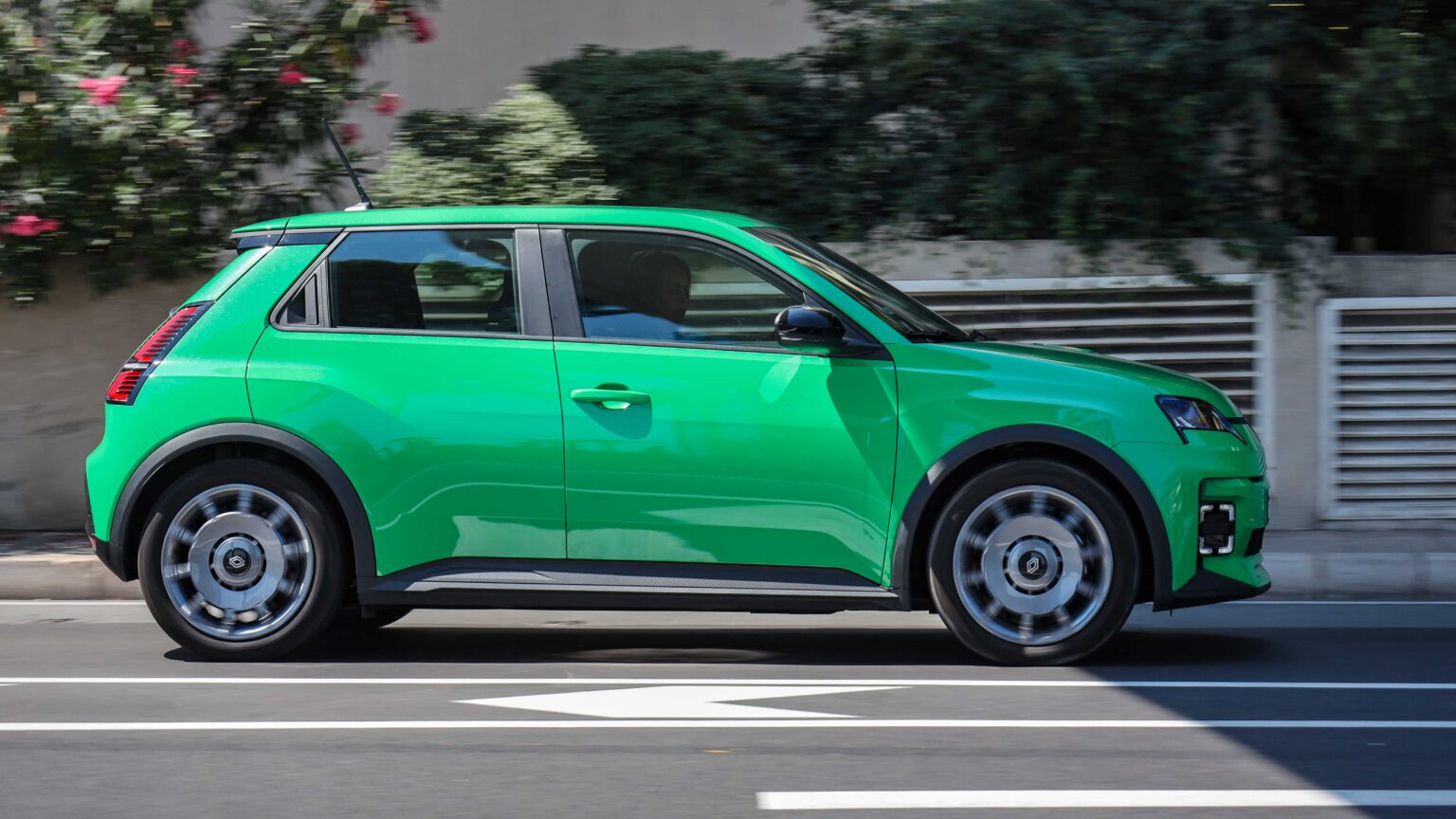 Renault-5-EV-driving