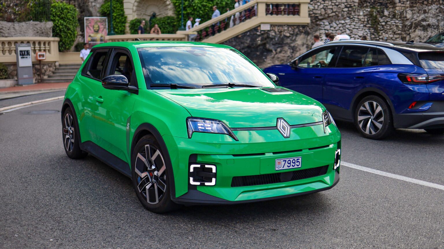 Renault-5-EV-green-front