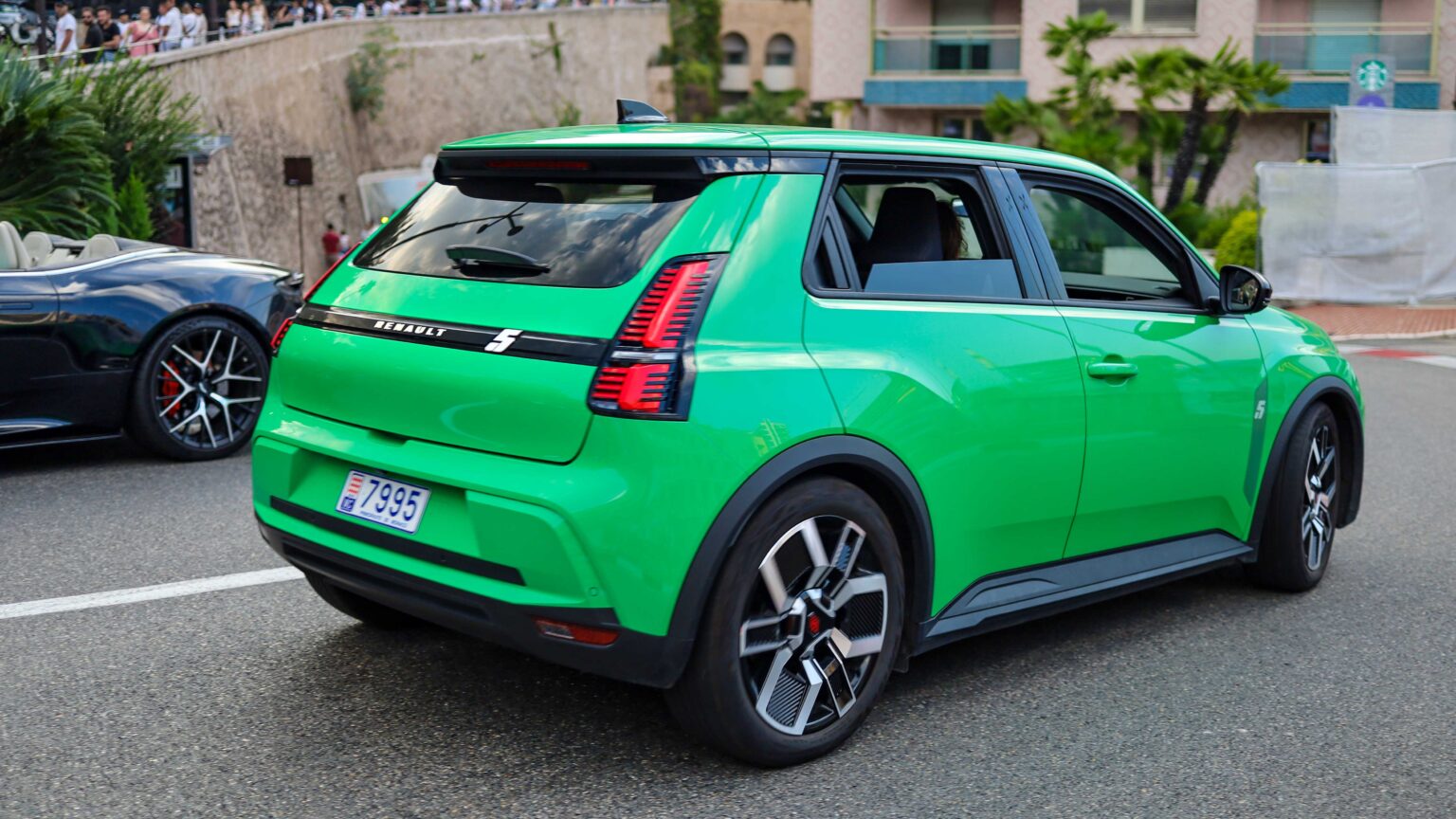Renault-5-EV-green-rear