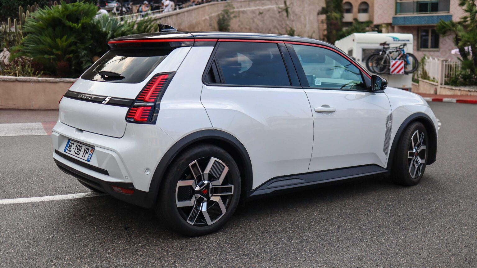 Renault-5-EV-white