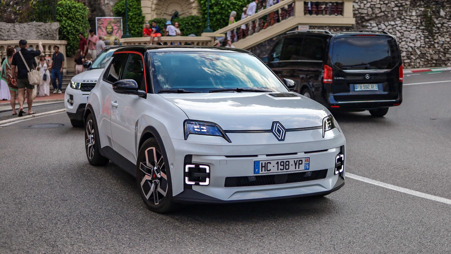 Renault-5-EV-white-front