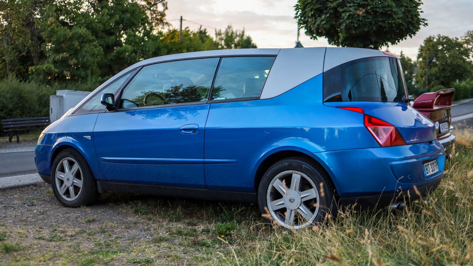 Renault-Avantime-blue-side