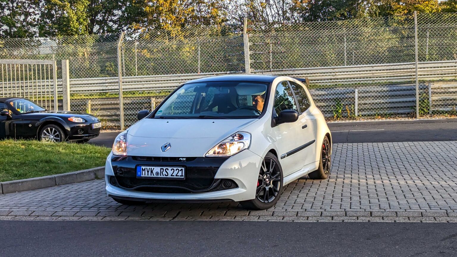 Renault-Clio-RS-white-at-Nurburgring