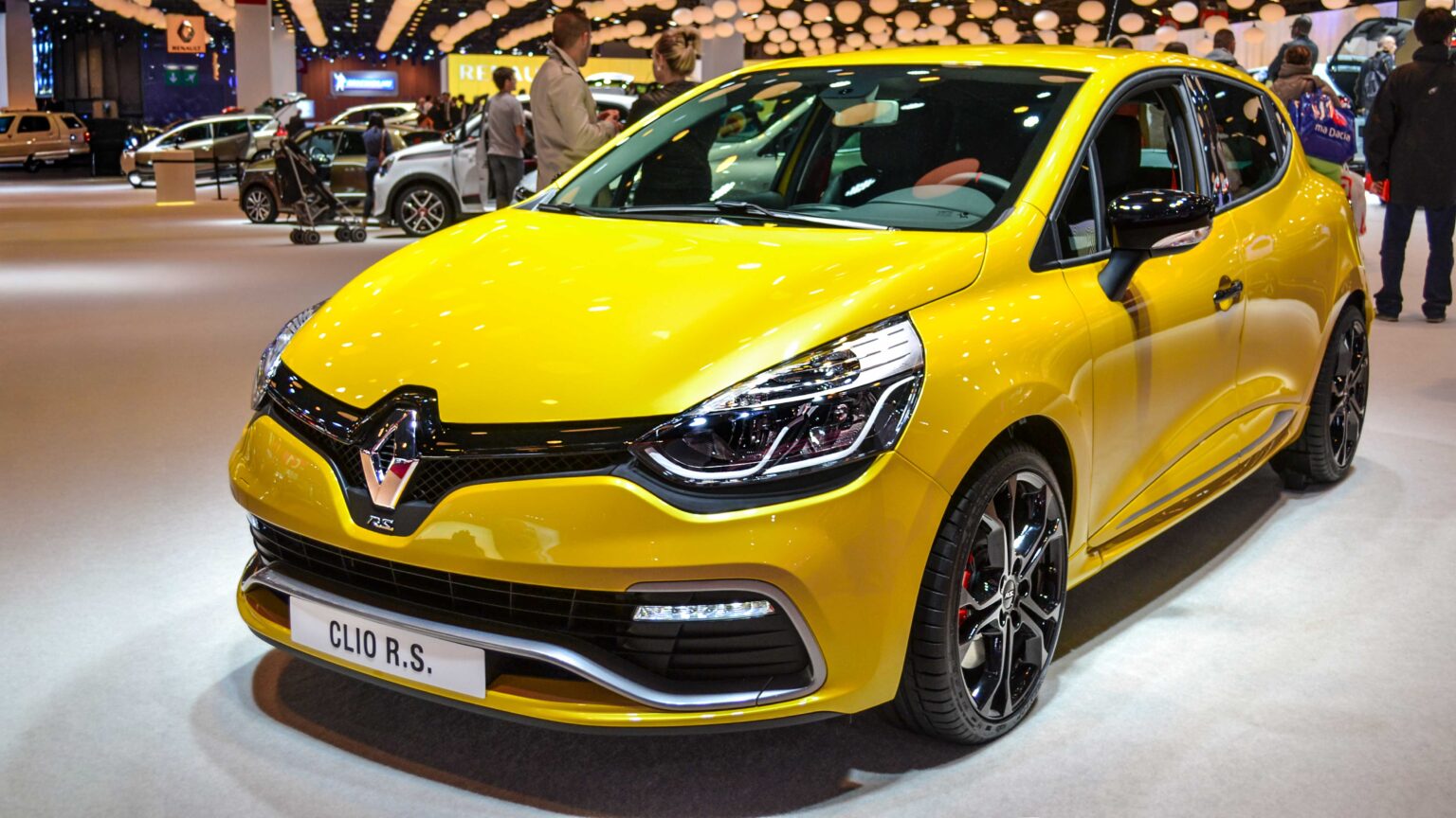 Renault-Clio-RS-yellow-2015