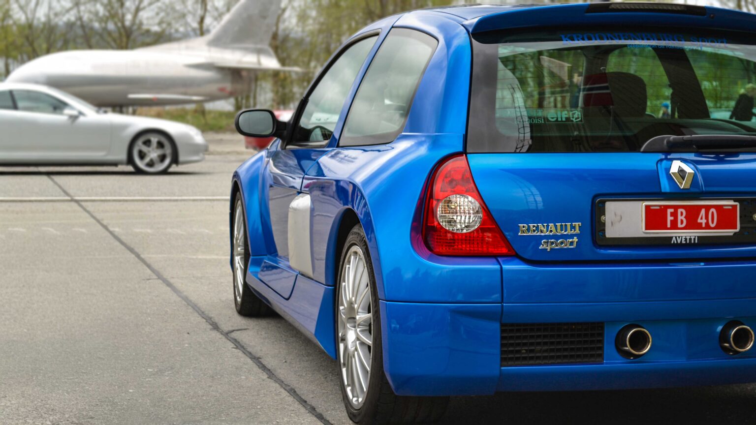 Renault-Clio-Sport-blue