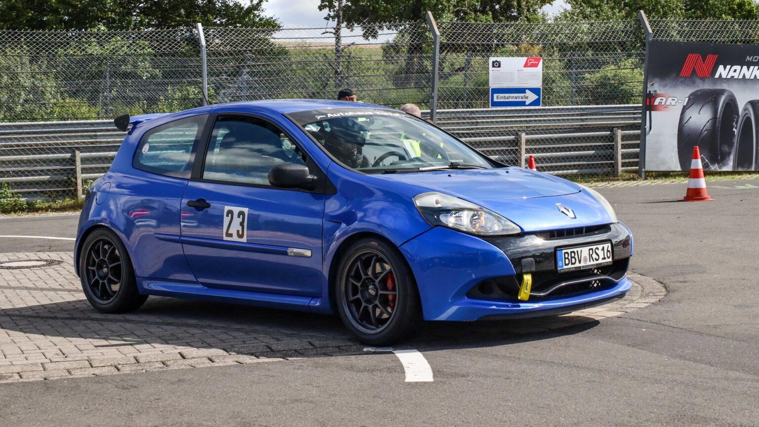 Renault-Clio-Sport-blue-at-Nurburgring