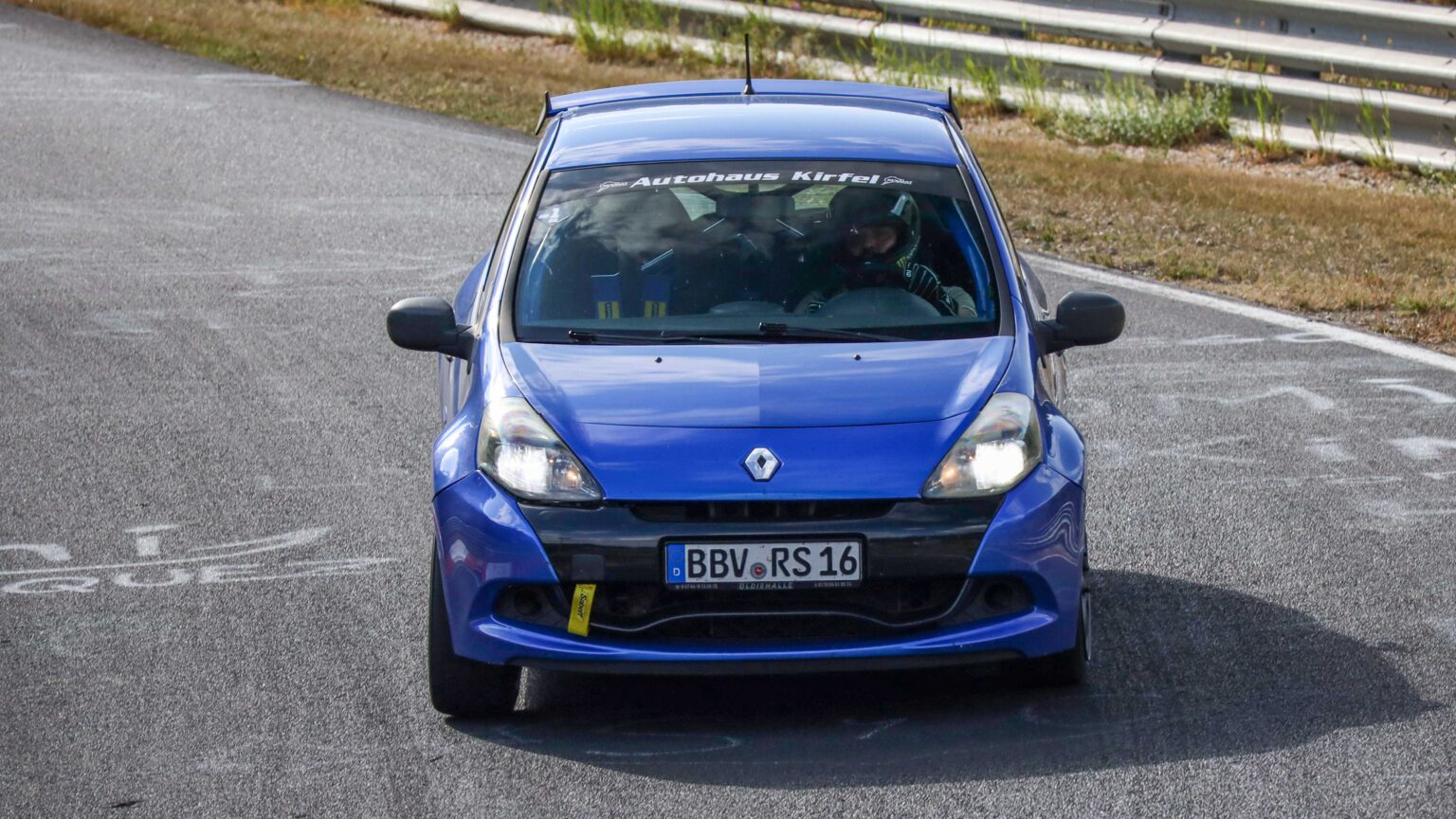 Renault-Clio-Sport-blue-front
