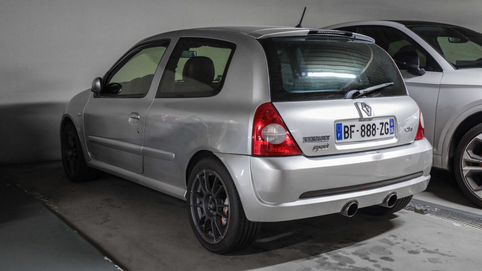 Renault-Clio-Sport-rear