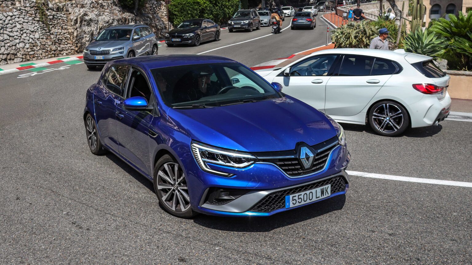 Renault-Clio-in-Fairmont-Hairpin