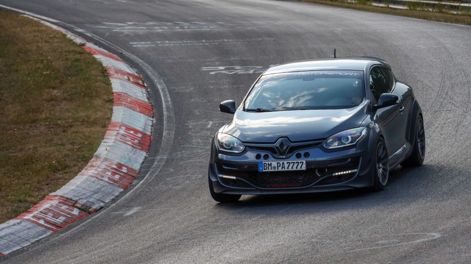 Renault-Megane-Coupe-turning-into-Brunnchen