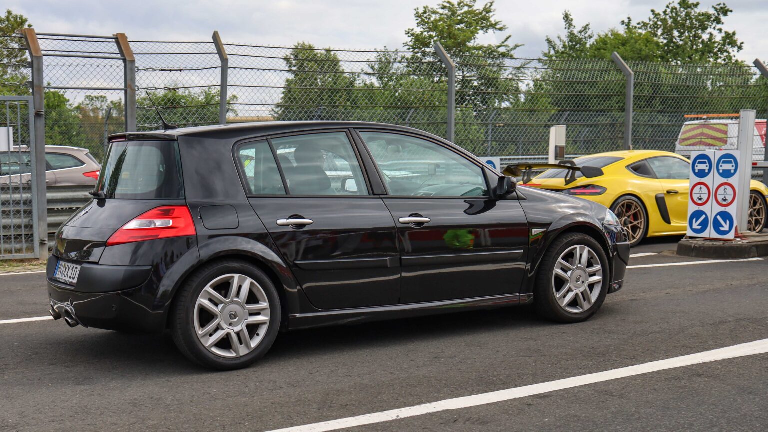 Renault-Megane-RS-at-Nurburgring-start