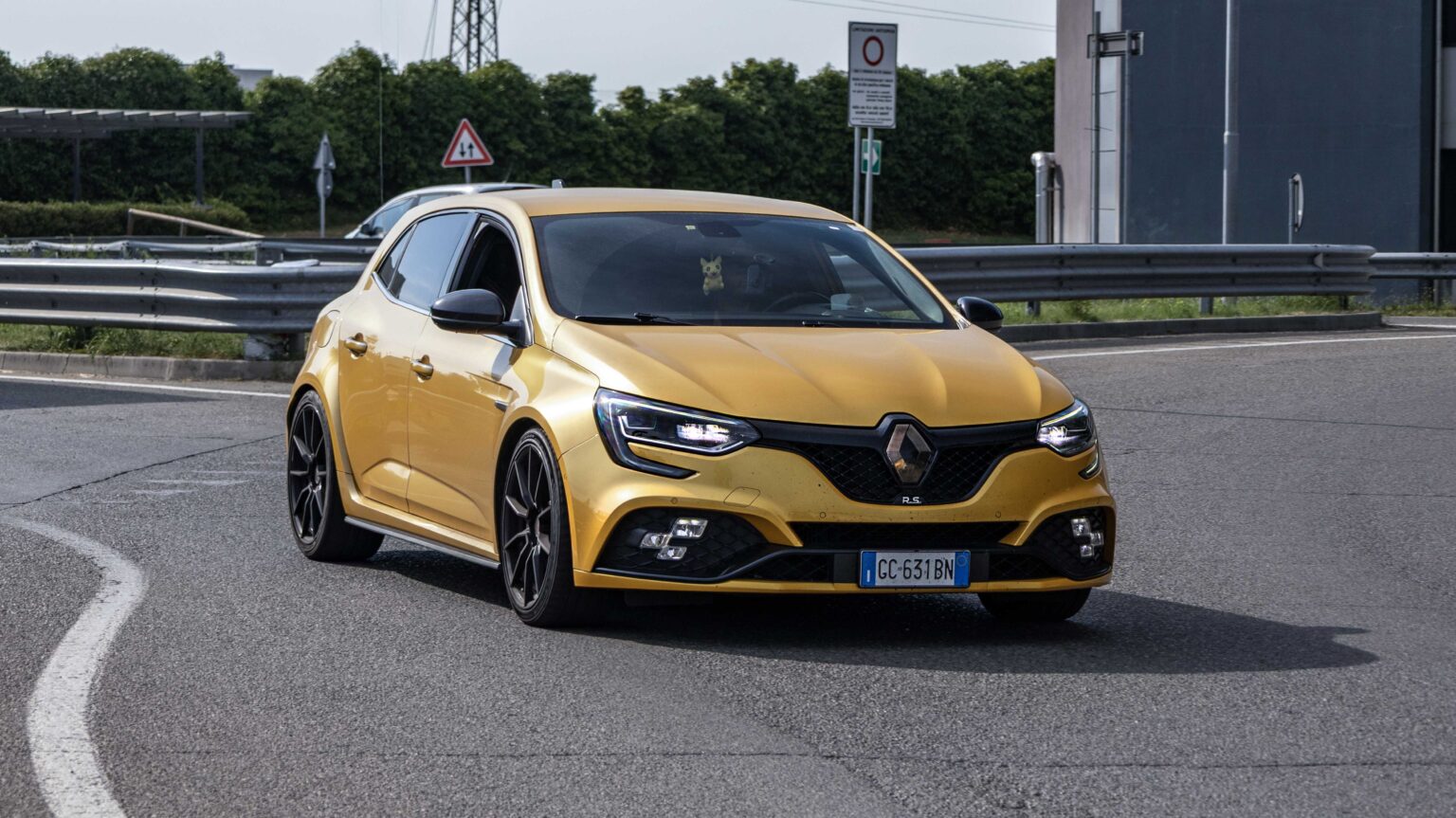 Renault-Megane-RS-yellow