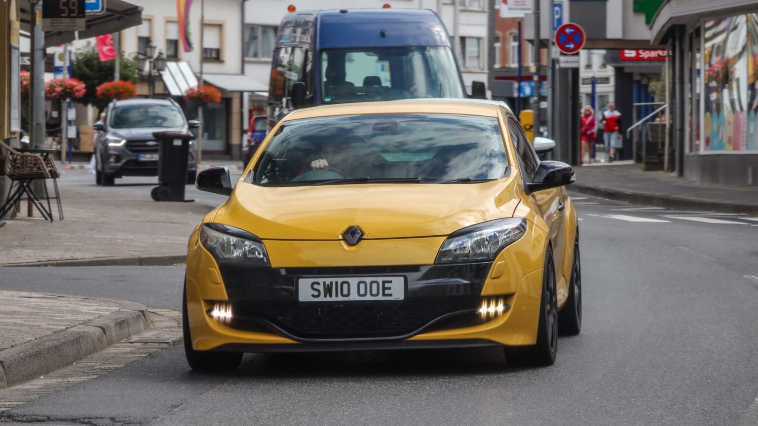 Renault-Megane-driving-in-Adenau
