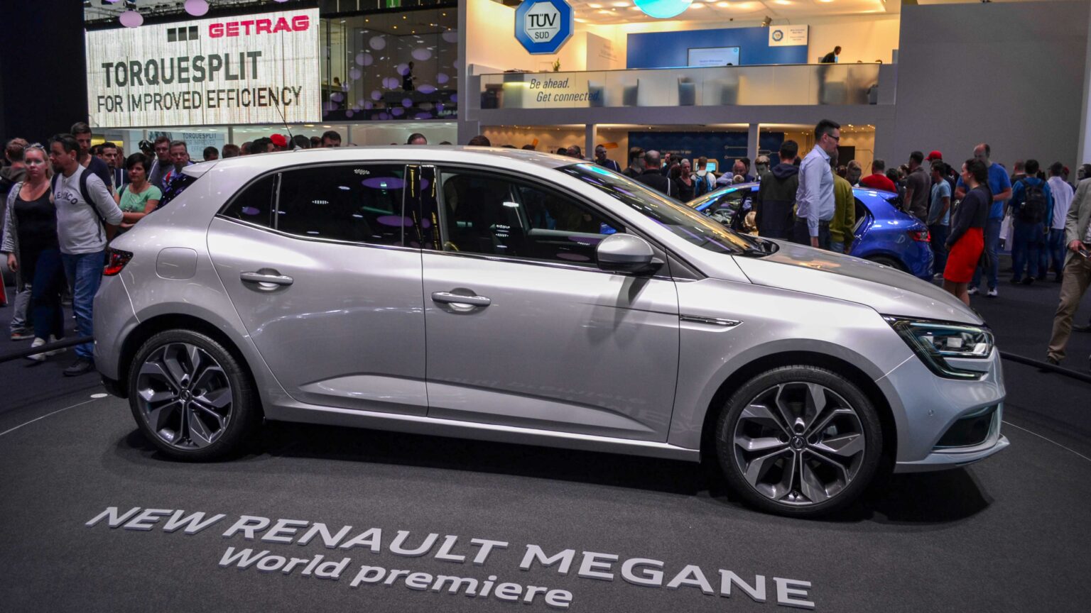 Renault-Megane-silver-side