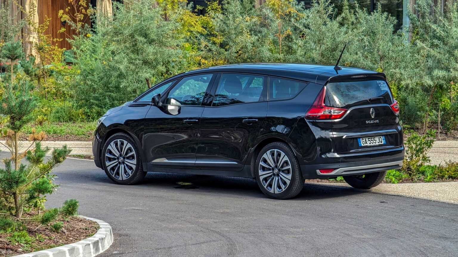 Renault-Scenic-in-Champagne