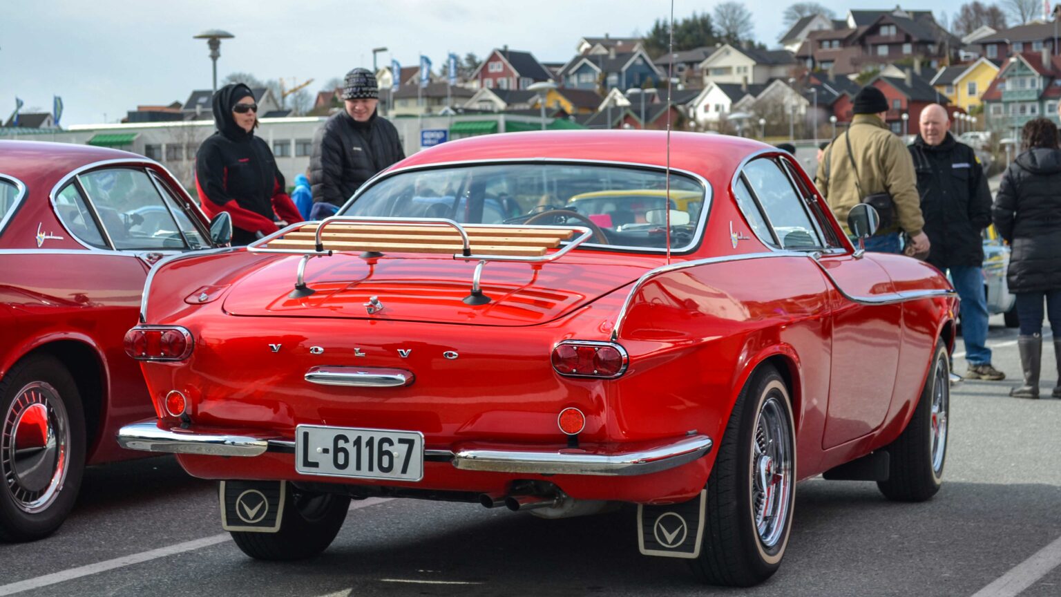 Volvo-P1800-red-rear