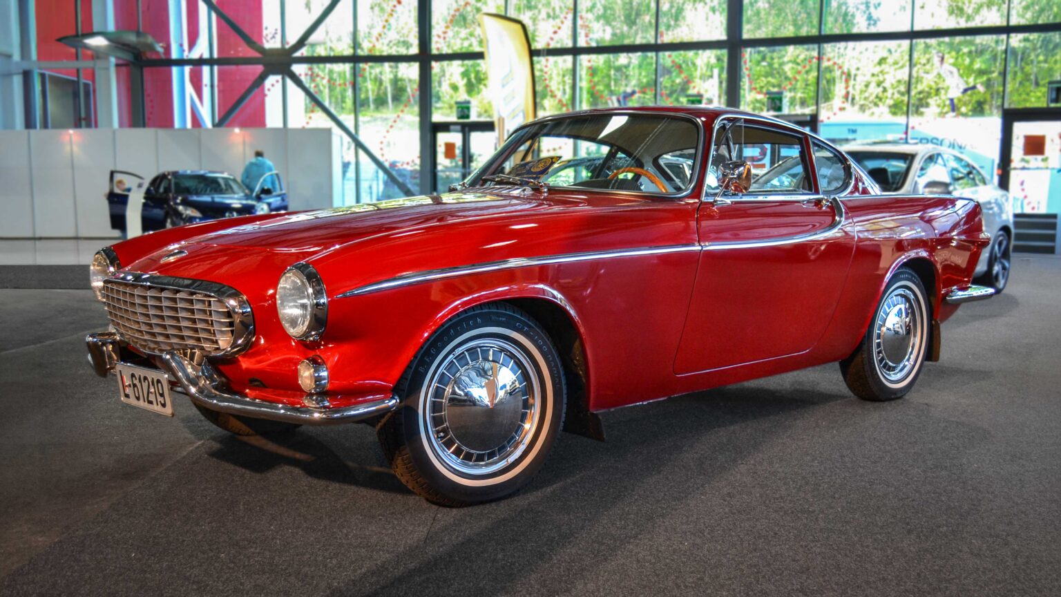Volvo-P1800-red-side