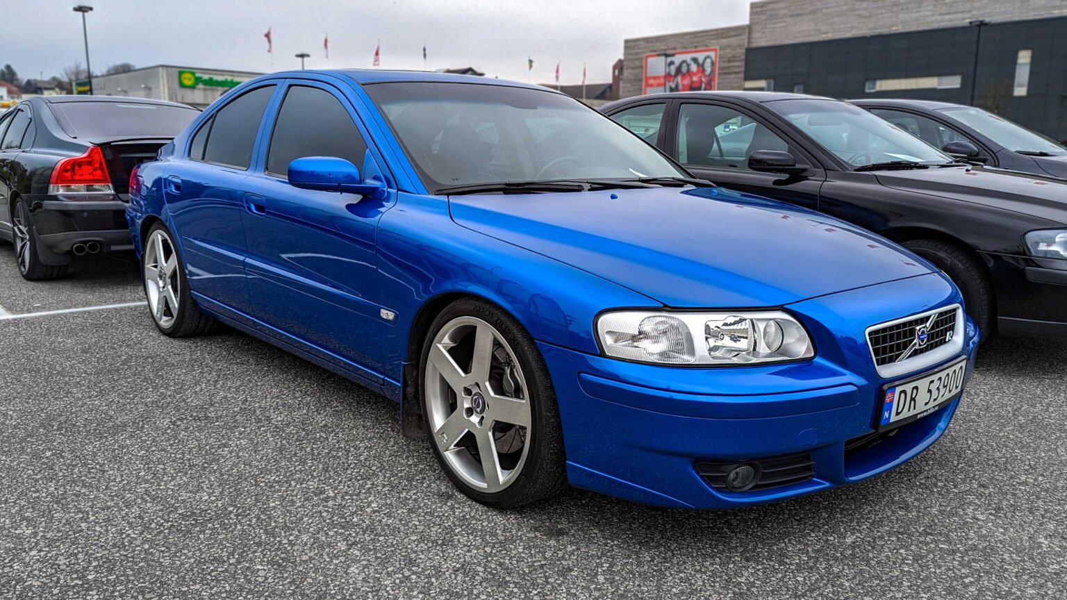 Volvo-S60-R-blue-front