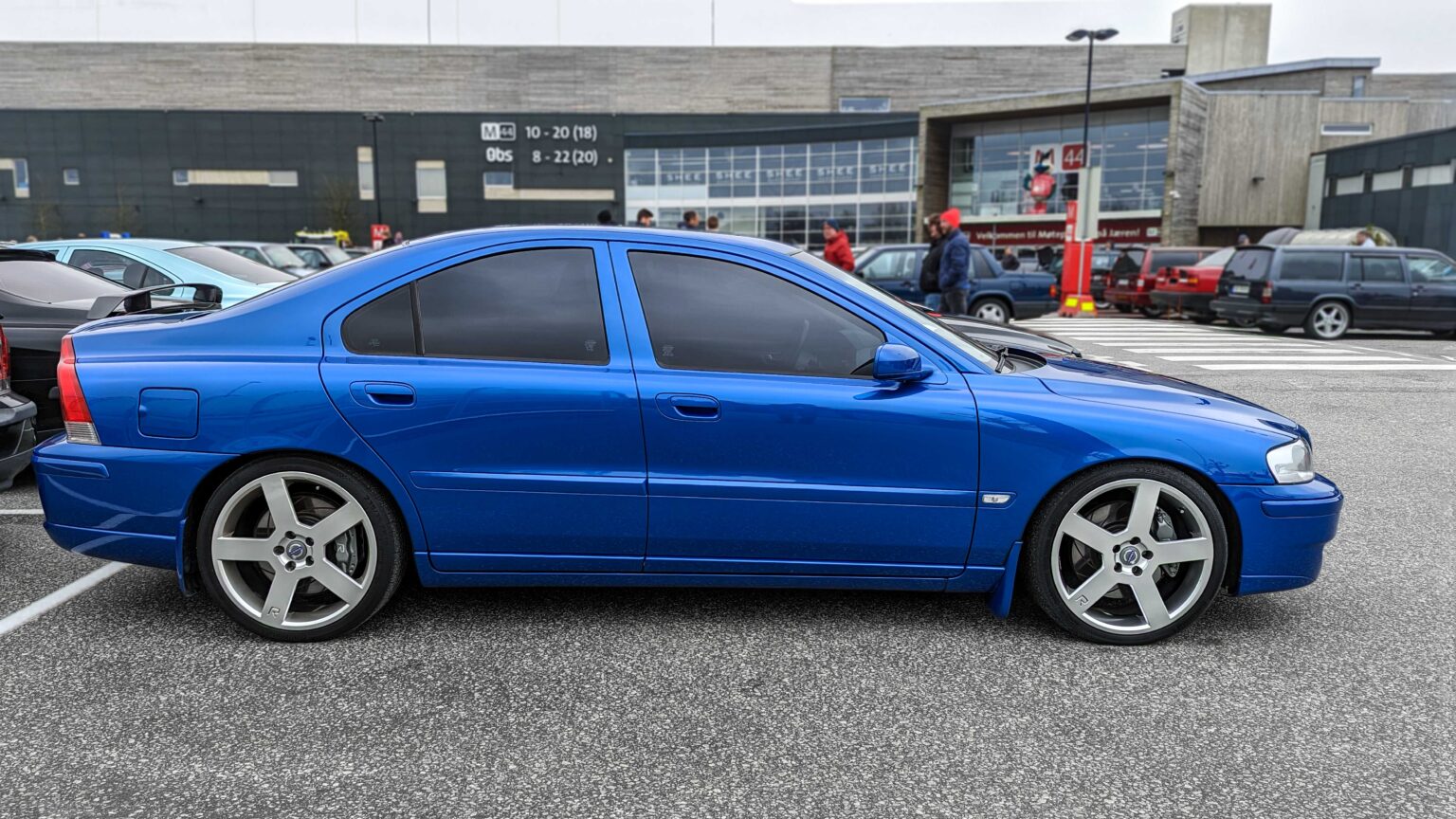 Volvo-S60-R-blue-side