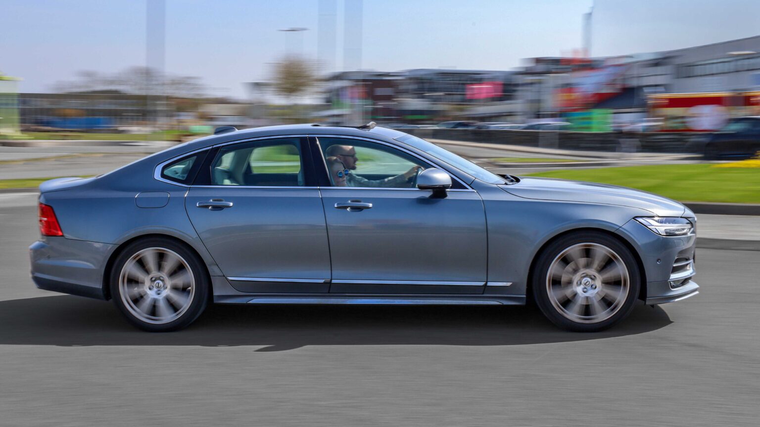 Volvo-S90-driving