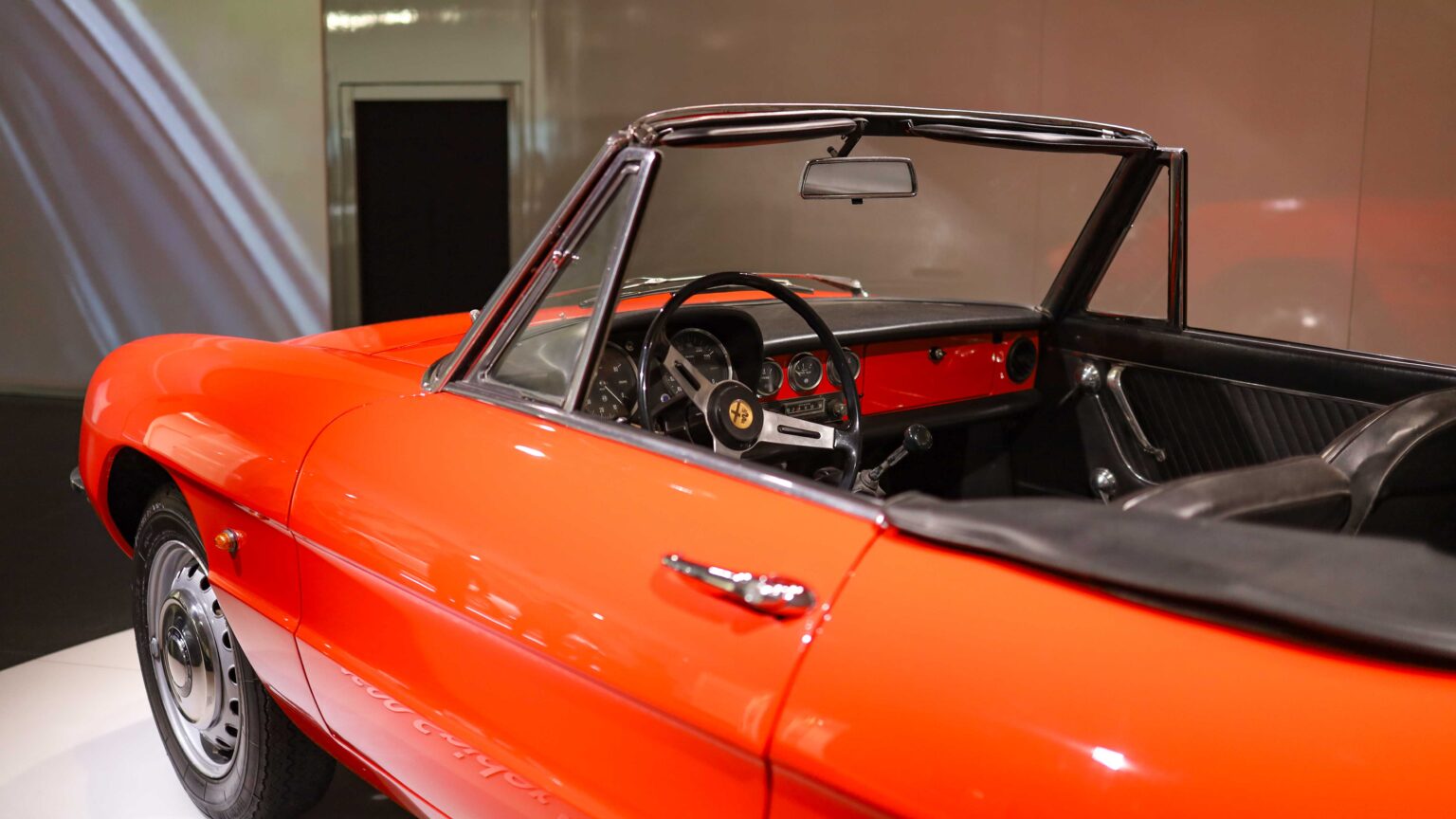 Alfa-Romeo-1600-Spider-1966-interior