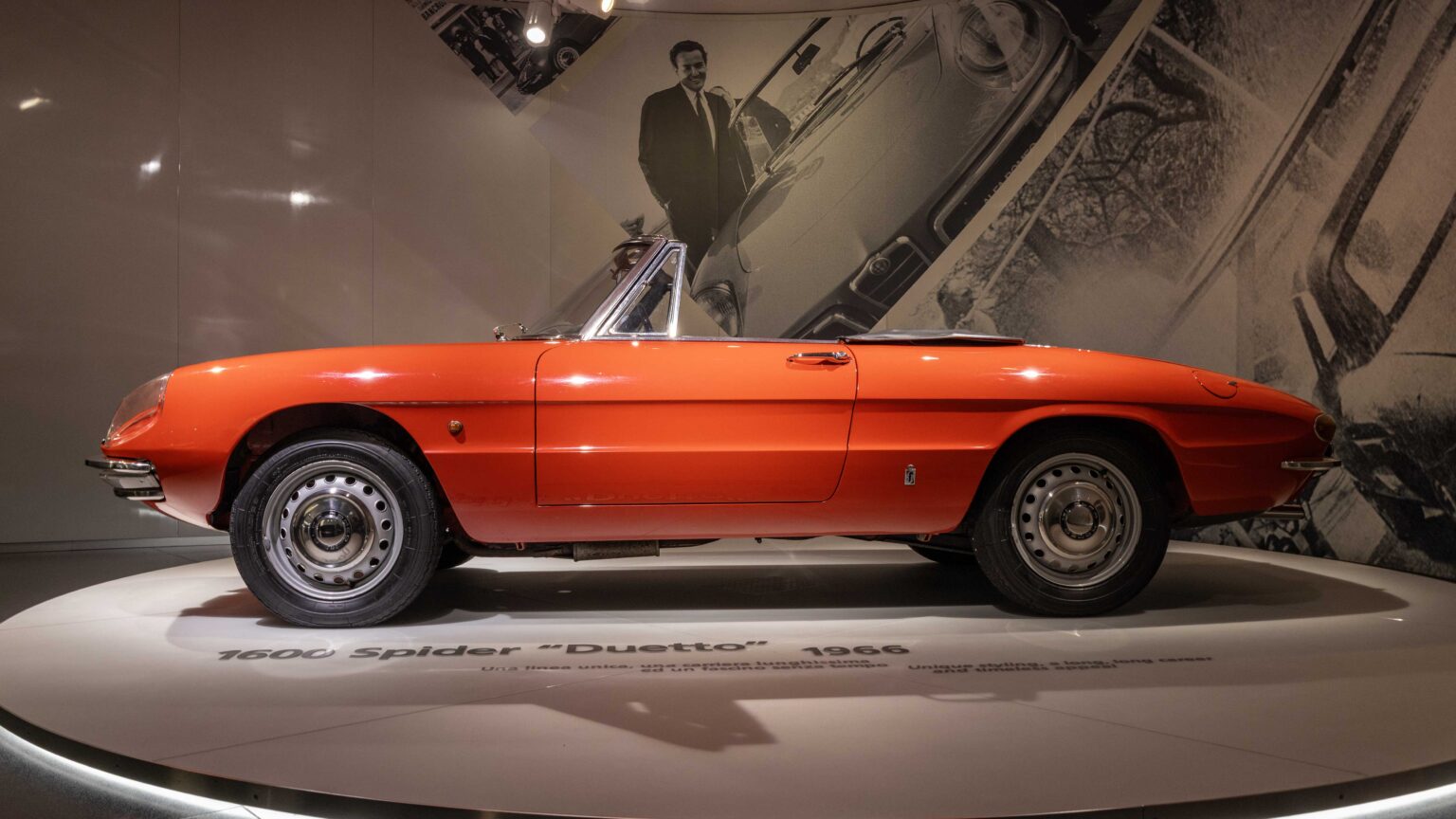 Alfa-Romeo-1600-Spider-Duetto-side