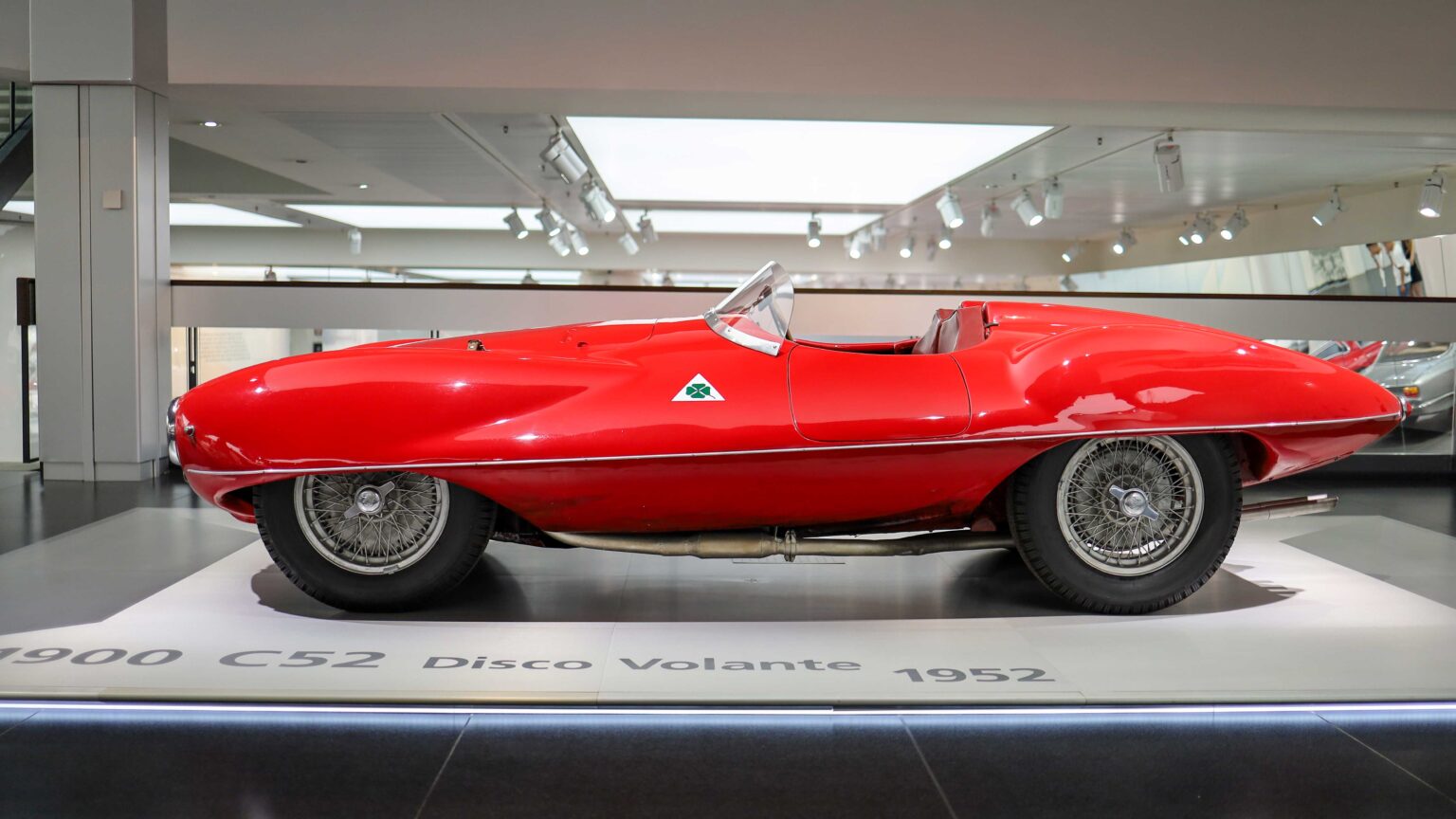 Alfa-Romeo-Disco-Volante-side