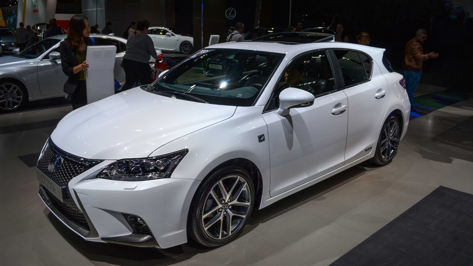 Lexus-CT-200h-white-2016