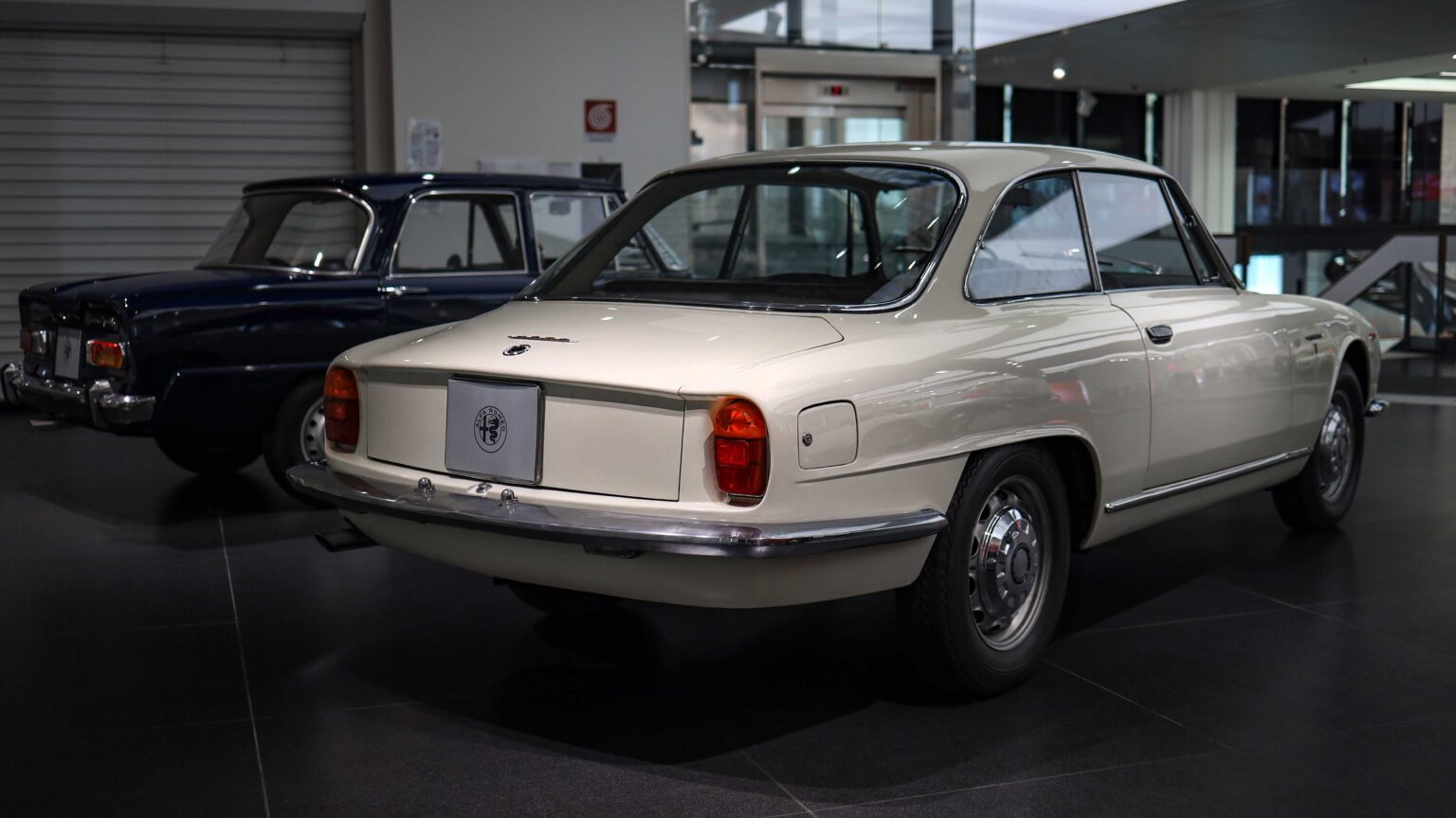 Alfa-Romeo-2600-Sprint-rear