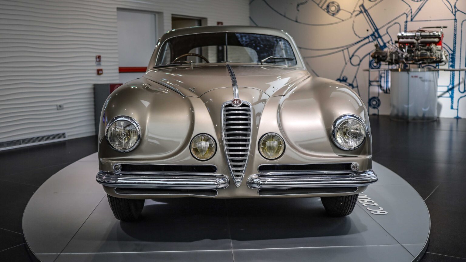 Alfa-Romeo-6C-2500-Super-Sport-front