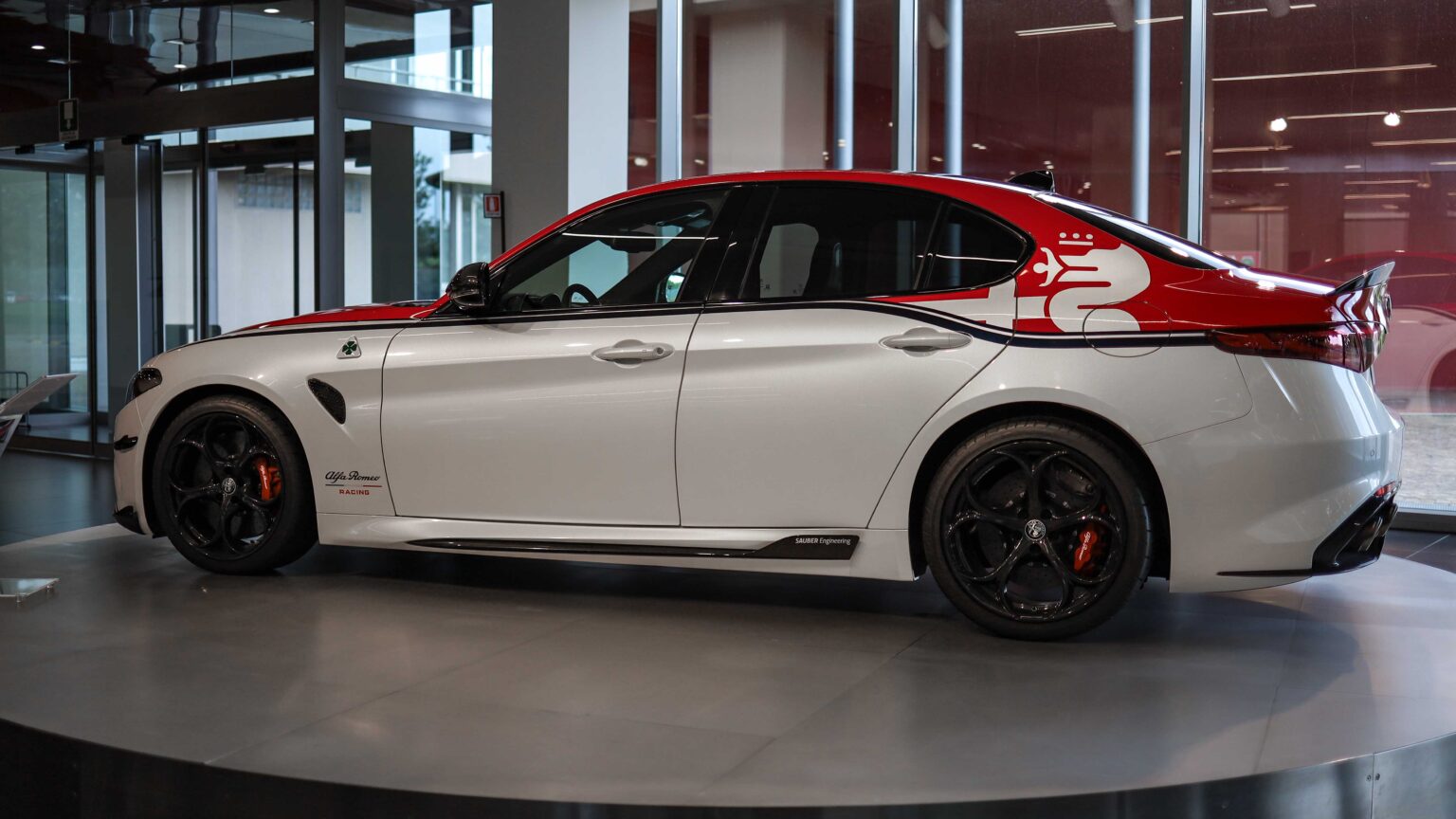 Alfa-Romeo-Giulia-Quadrifoglio-Racing-side