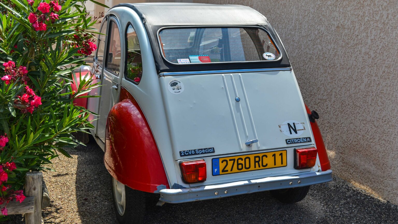 Citroen-2-CV-Special-parked
