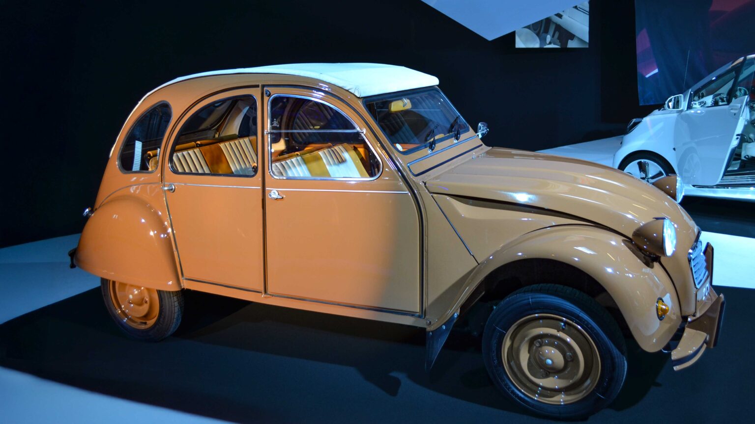 Citroen-2-CV-by-Hermes-at-IAA
